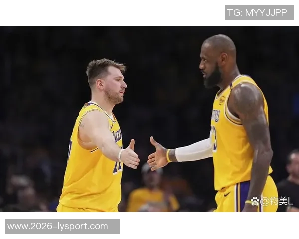 詹姆斯与东契奇同场25湖人本赛季保持全胜战绩7场不败