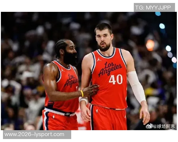 女主持与皮尔斯默契配合皮尔斯直言不想与他人合作播客 女主持与皮尔斯默契配合皮尔斯直言不想与他人合作播客